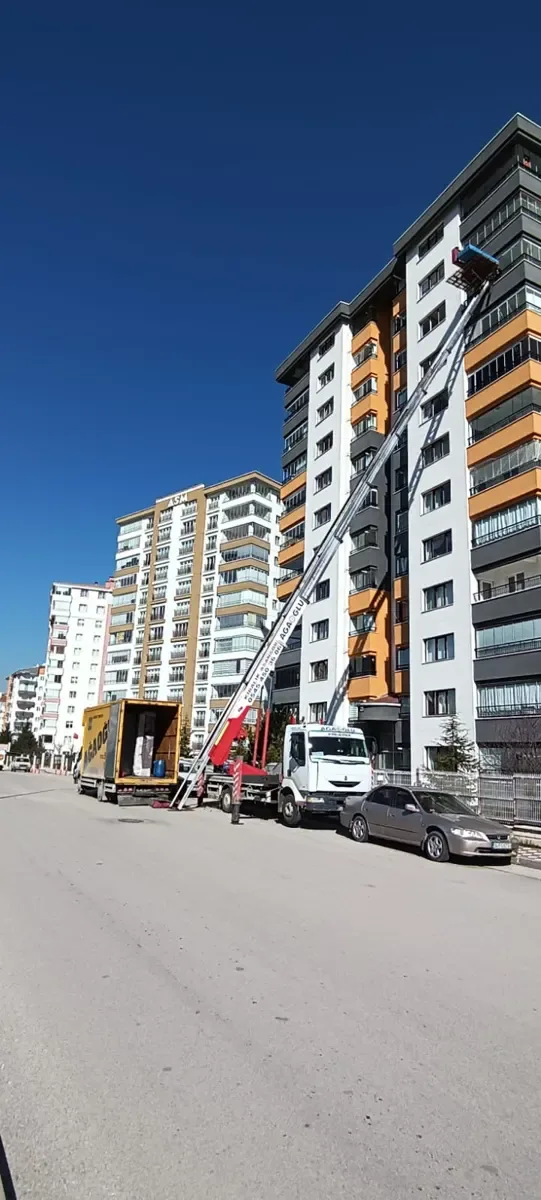 yüksek katlı binada mobil asansörlü taşıma