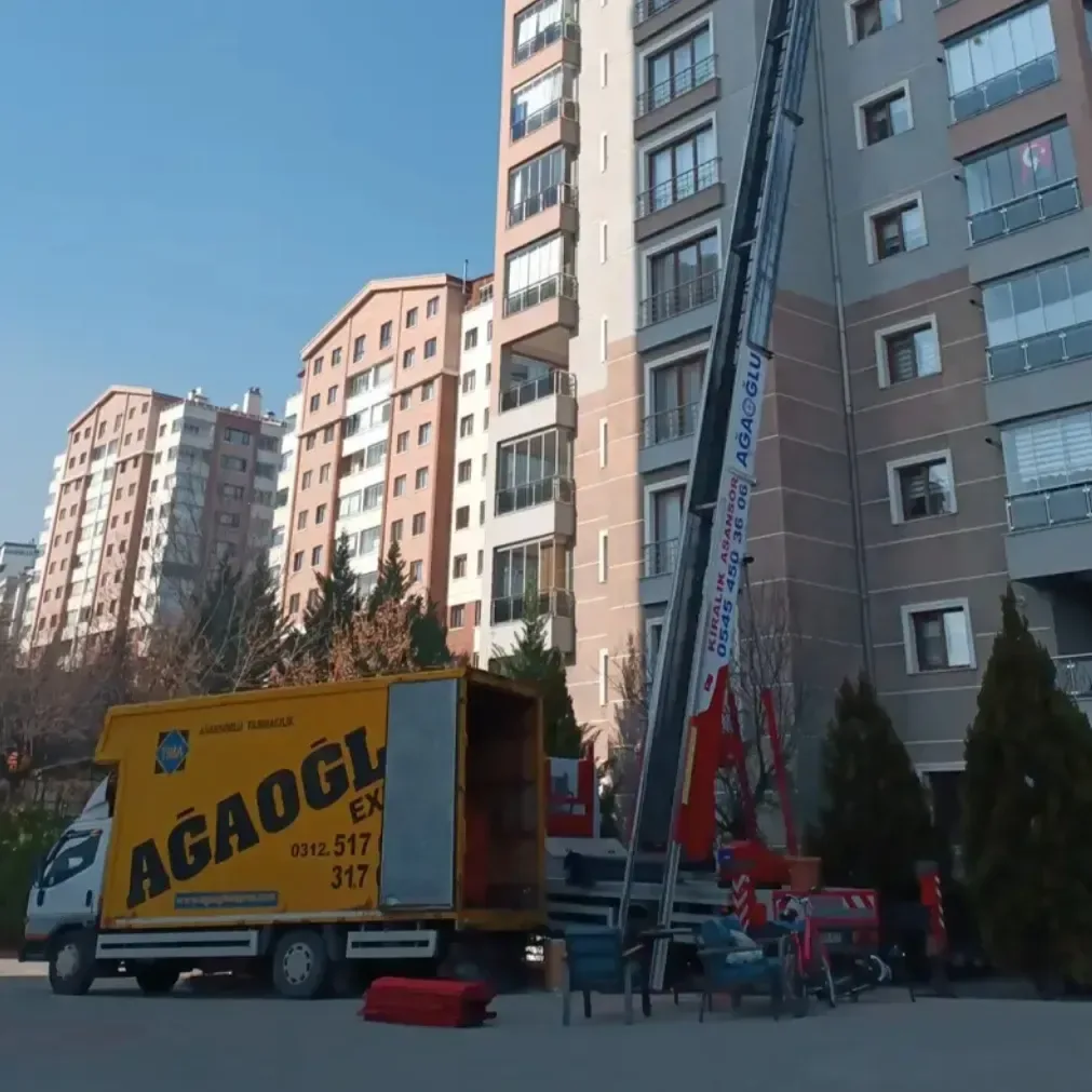 Sarı kamyon ve asansörlü nakliyat aracı
